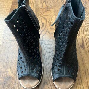 Tom's Women's Black Booties Size 8M